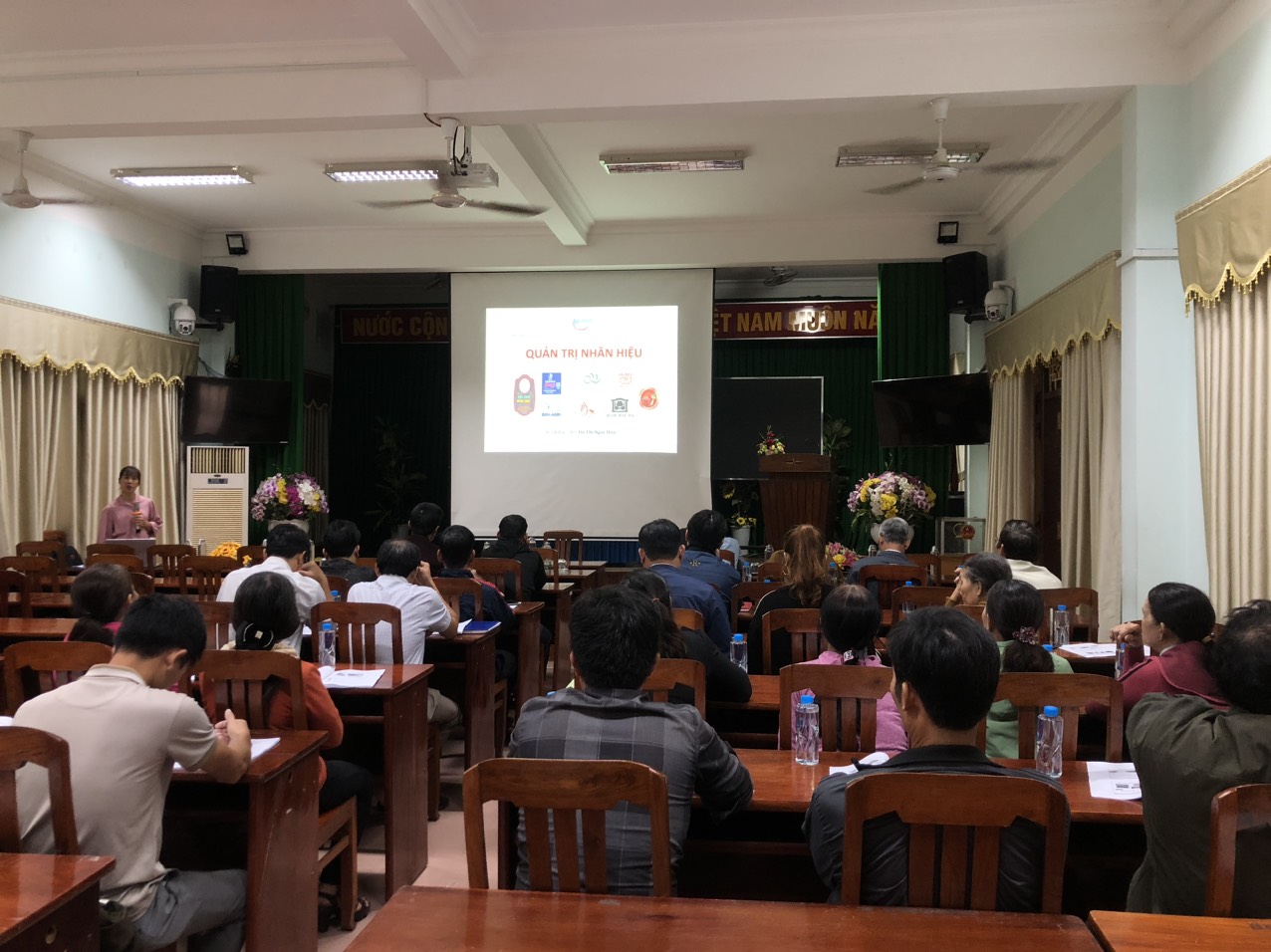 CV. Đỗ Thị Ngọc Hoa - Trung tâm Thông tin Ứng dụng Khoa học và Công nghệ Bình Định đang tập huấn