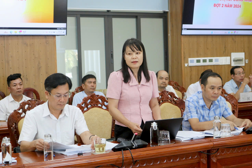 Bà Nguyễn Thị Thế Vy - PGĐ Sở Nông nghiệp và Môi trường, Chánh Văn phòng Điều phối Chương trình mục tiêu quốc gia xây dựng nông thôn mới tỉnh phát biểu tại cuộc họp